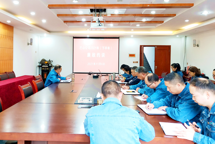 与会人员认真学习廉洁案例_副本.jpg