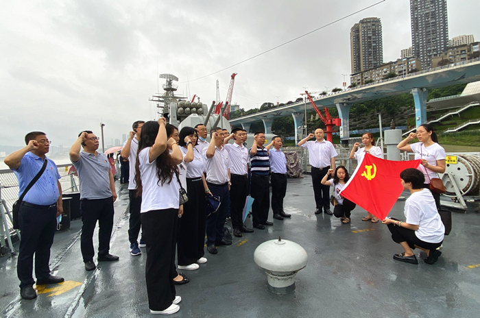 图3：冒雨在166舰尾重温入党誓词  张雨田 摄_副本.jpg